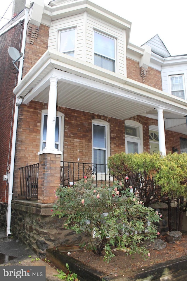 view of front facade with covered porch