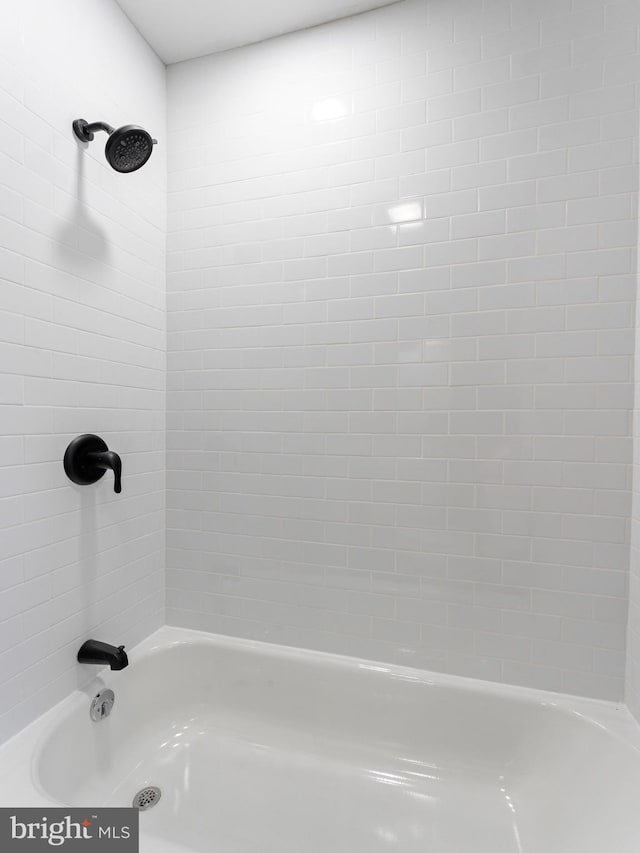 bathroom featuring tiled shower / bath combo