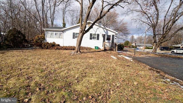 view of front of property featuring a front lawn