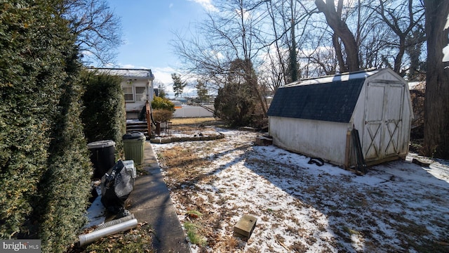 view of yard with a storage shed