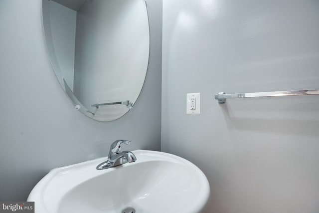 bathroom featuring sink