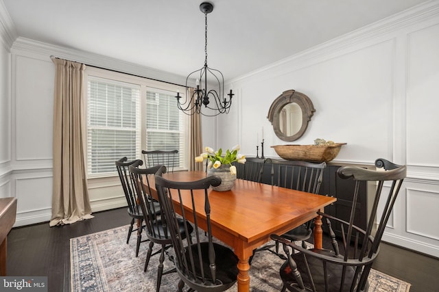 dining area featuring ornamental molding, dark hardwood / wood-style floors, and a chandelier