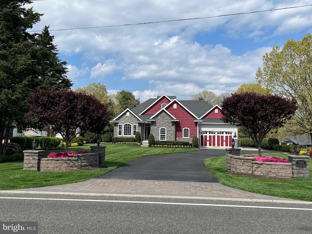 view of front of house featuring a garage and a front yard