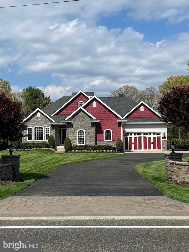 view of front facade featuring a garage and a front yard