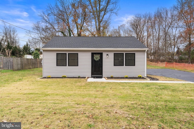 view of front of property featuring a front lawn