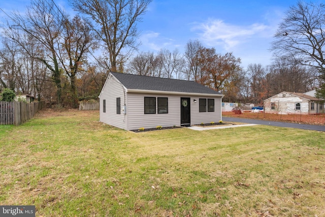 view of front of house featuring a front lawn