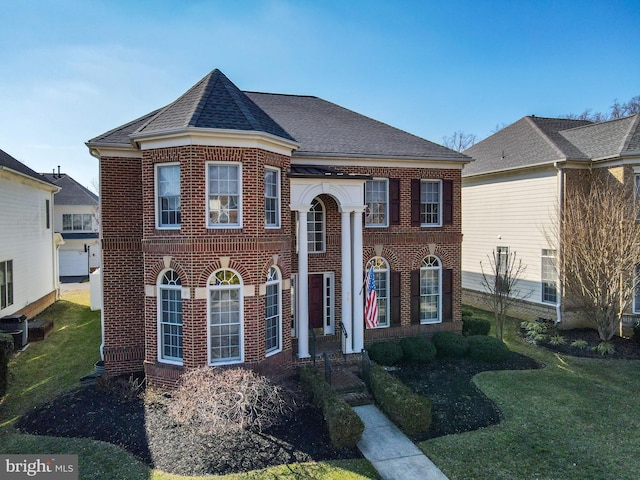 view of front facade featuring a front lawn