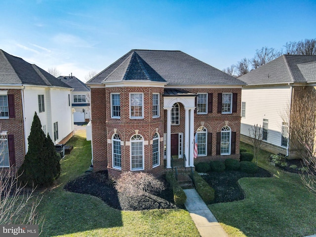 view of front of home featuring a front yard