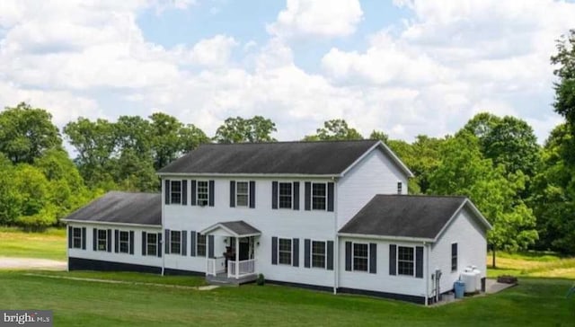 view of front facade featuring a front yard