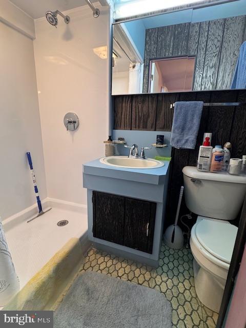 bathroom with a shower with curtain, vanity, and toilet