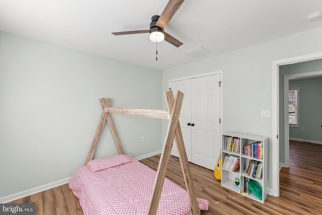 bedroom featuring ceiling fan, hardwood / wood-style floors, and a closet