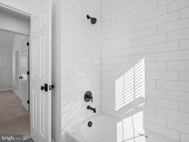 bathroom featuring tiled shower / bath