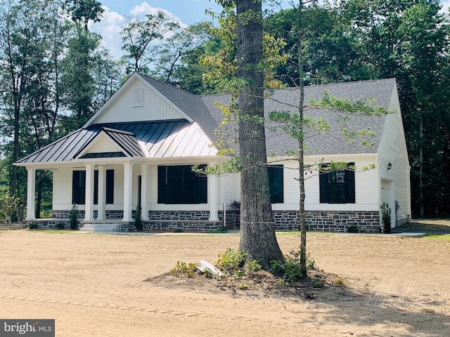 modern farmhouse style home featuring covered porch