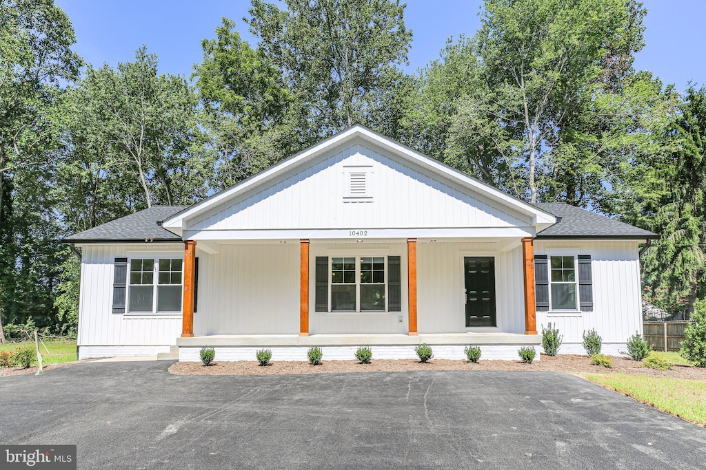 view of front of home with covered porch