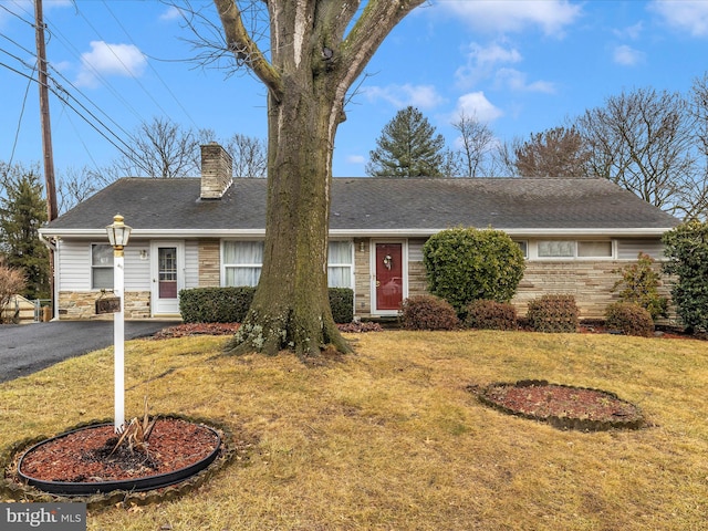 single story home featuring a front yard