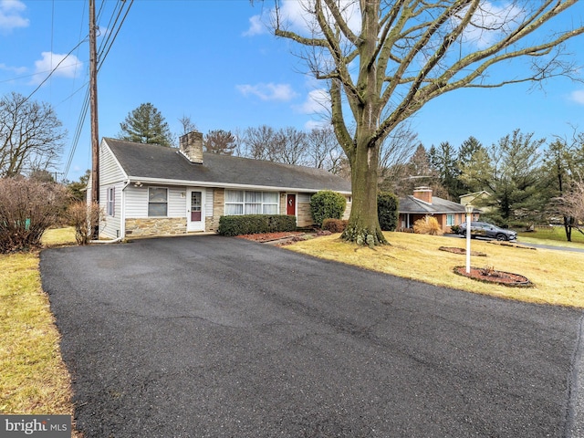 view of front of property with a front lawn