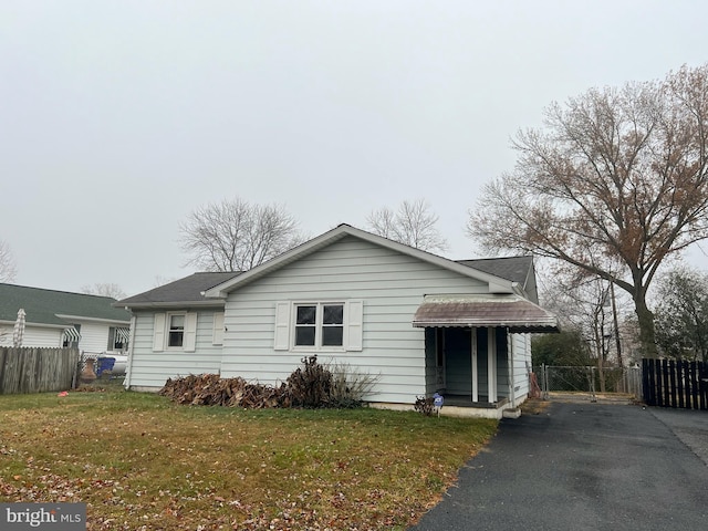 view of front of property with a front yard