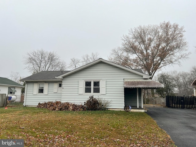 view of front of home with a front lawn