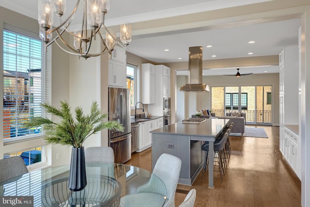 dining room with dark wood-type flooring, a ceiling fan, and recessed lighting