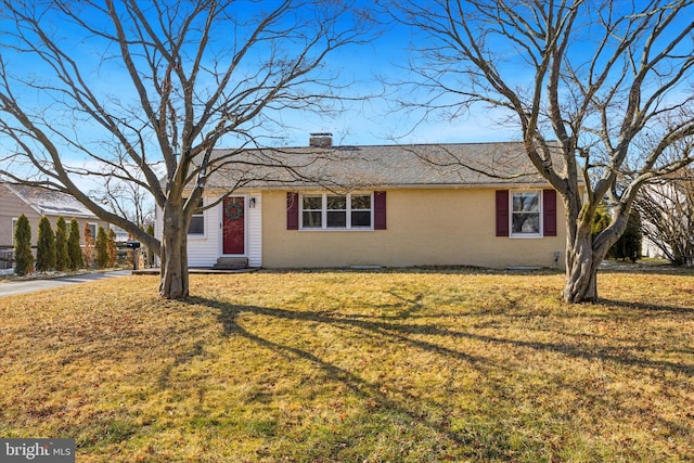 ranch-style home featuring a front lawn