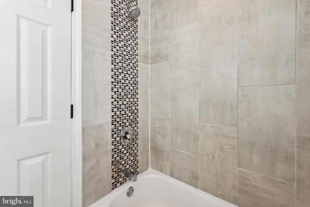 bathroom featuring tiled shower / bath