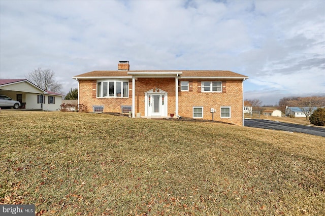 split foyer home featuring a front lawn