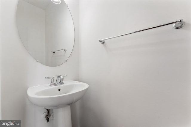 bathroom featuring sink