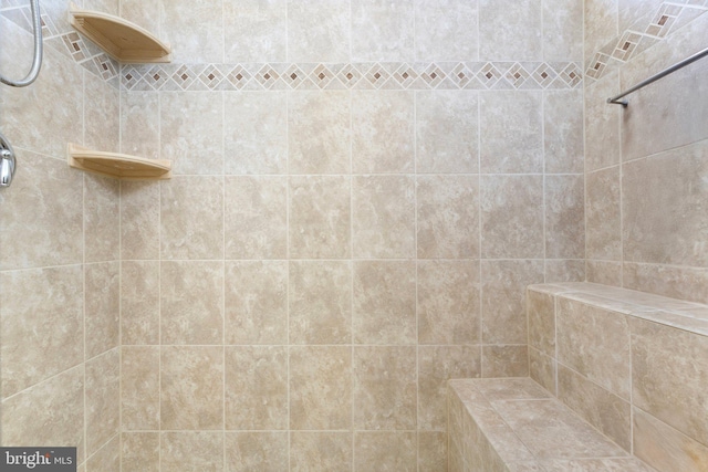 bathroom featuring a tile shower