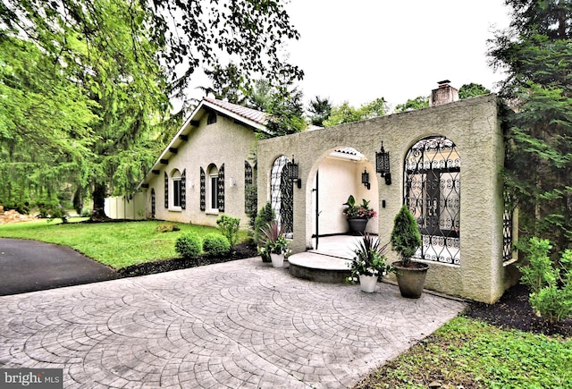 exterior space featuring a front yard