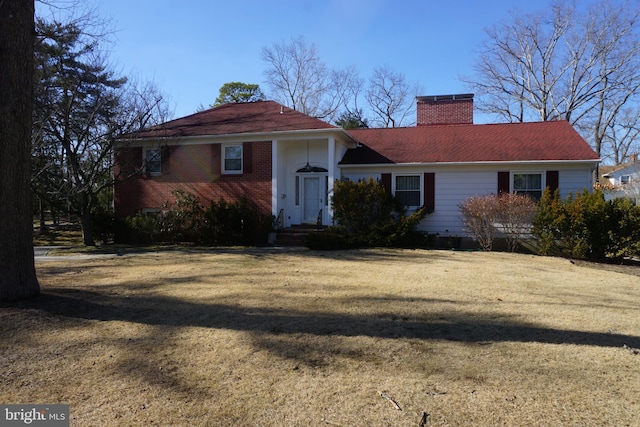 view of front of house with a front lawn