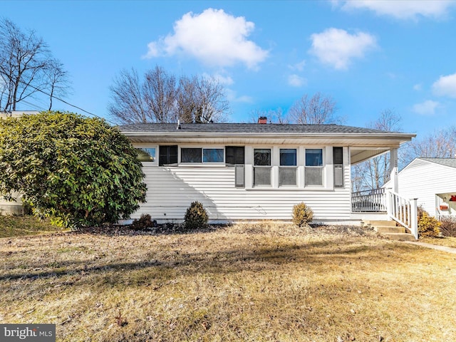 view of front of home featuring a front yard