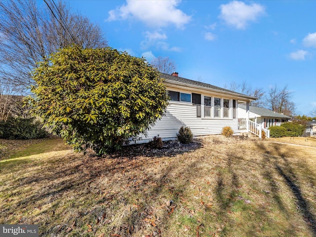 view of side of property featuring a yard