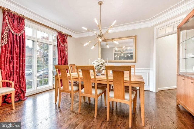 dining room featuring crown molding, dark hardwood / wood-style floors, and a notable chandelier