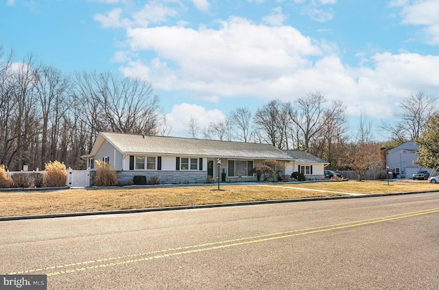 ranch-style house featuring a front yard