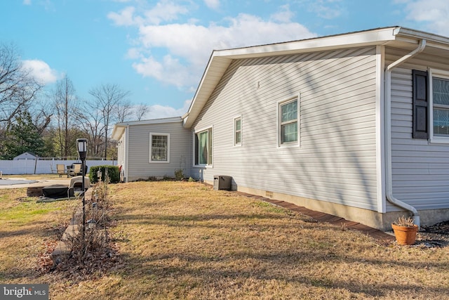 view of side of property featuring a yard