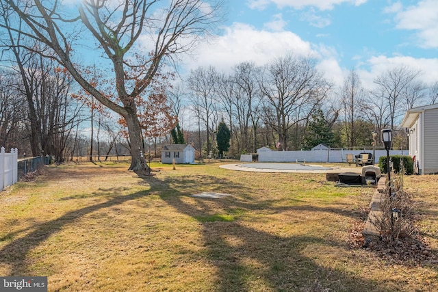 view of yard with a storage shed