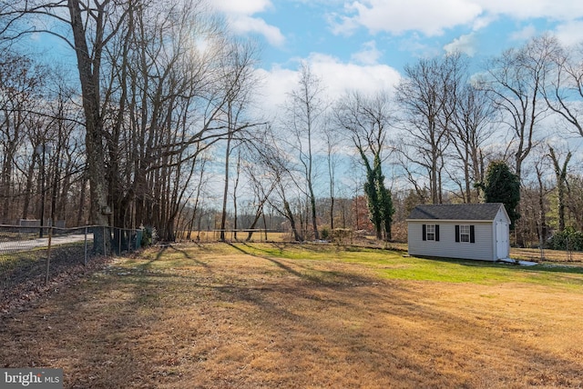 view of yard featuring an outdoor structure