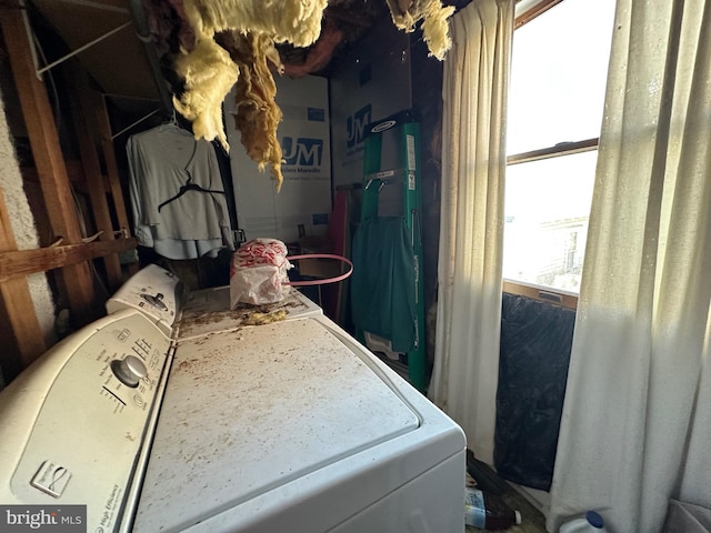 laundry room featuring washer / dryer