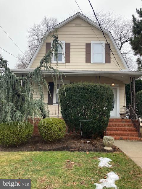 bungalow-style house featuring a front yard