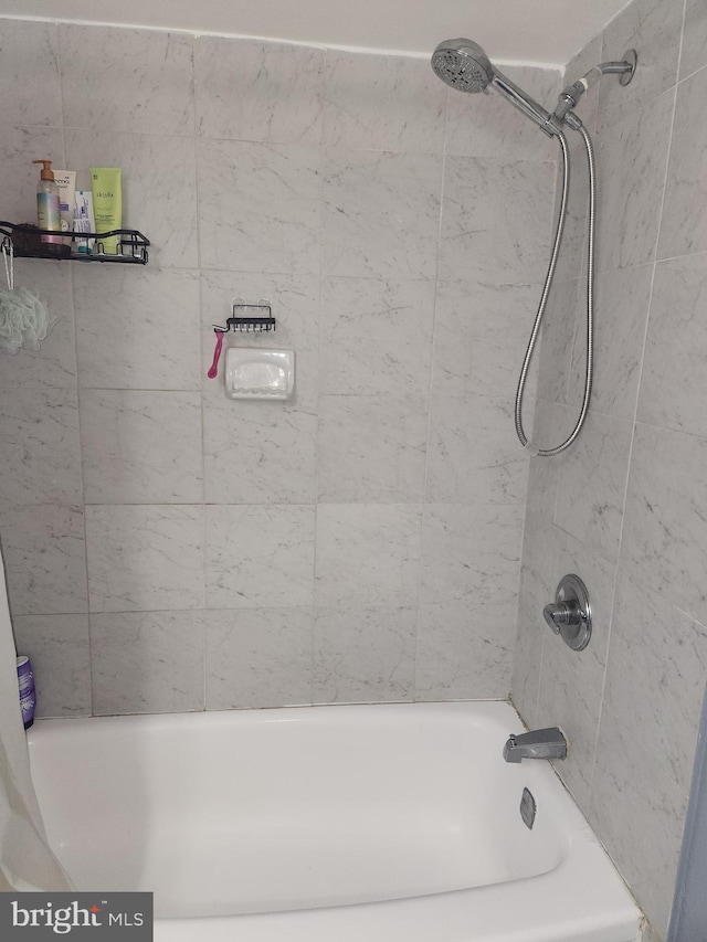 bathroom with tiled shower / bath