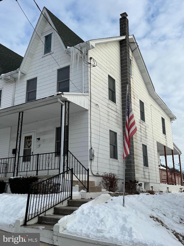 view of front facade featuring a porch