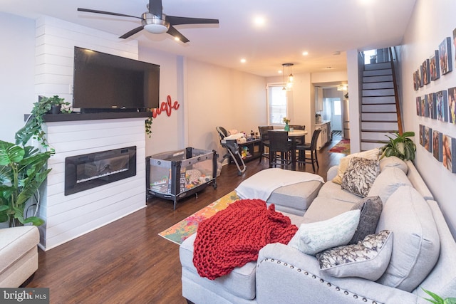 living room with dark wood-type flooring and ceiling fan