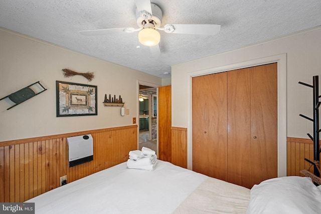 bedroom with ceiling fan, a textured ceiling, and a closet