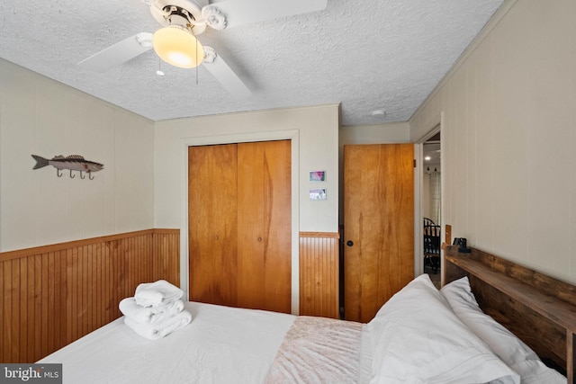 bedroom featuring ceiling fan, a closet, and a textured ceiling