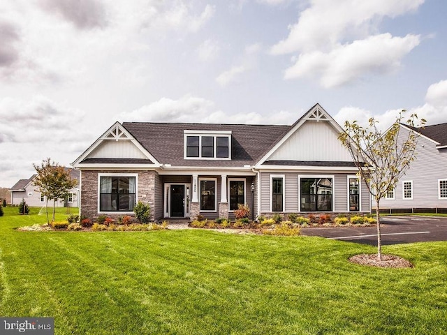 craftsman house featuring a front yard