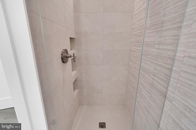 details featuring tiled shower