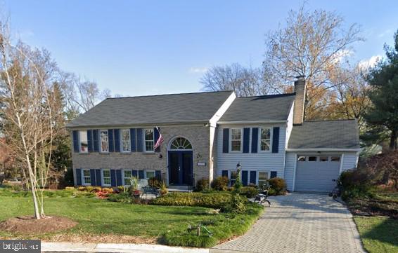 bi-level home featuring a front yard and a garage