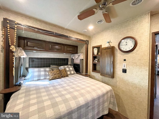 bedroom featuring ceiling fan