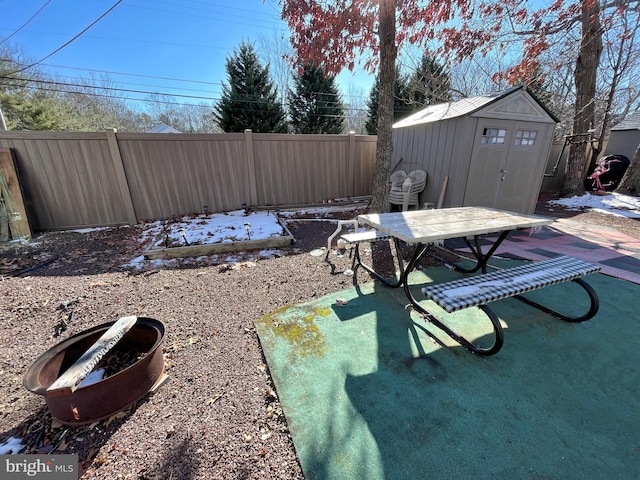 view of yard featuring a shed