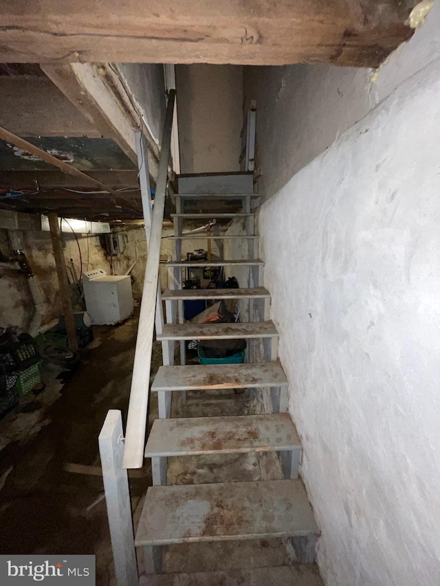 stairway with washer / clothes dryer